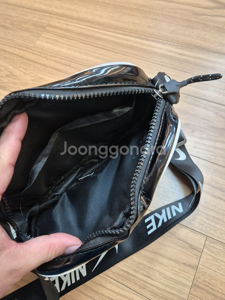 블랙 색상에 흰색 나이키 로고가 포인트인 크로스백입니다--2