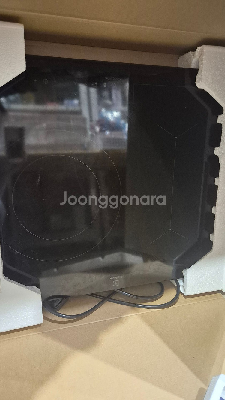 일레트로룩스 인덕션 전기레인지 3구 LIV63334--4