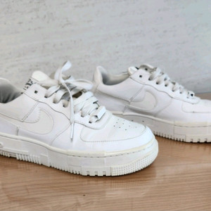나이키 에어포스1 픽셀 화이트 240사이즈