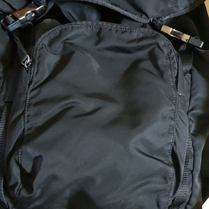 프라다 v135 백팩 팝니다