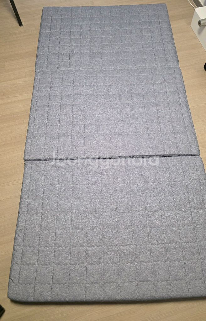 나혼자살림 3단 접이식 매트리스 새제품급 싱글 팝니다.--3