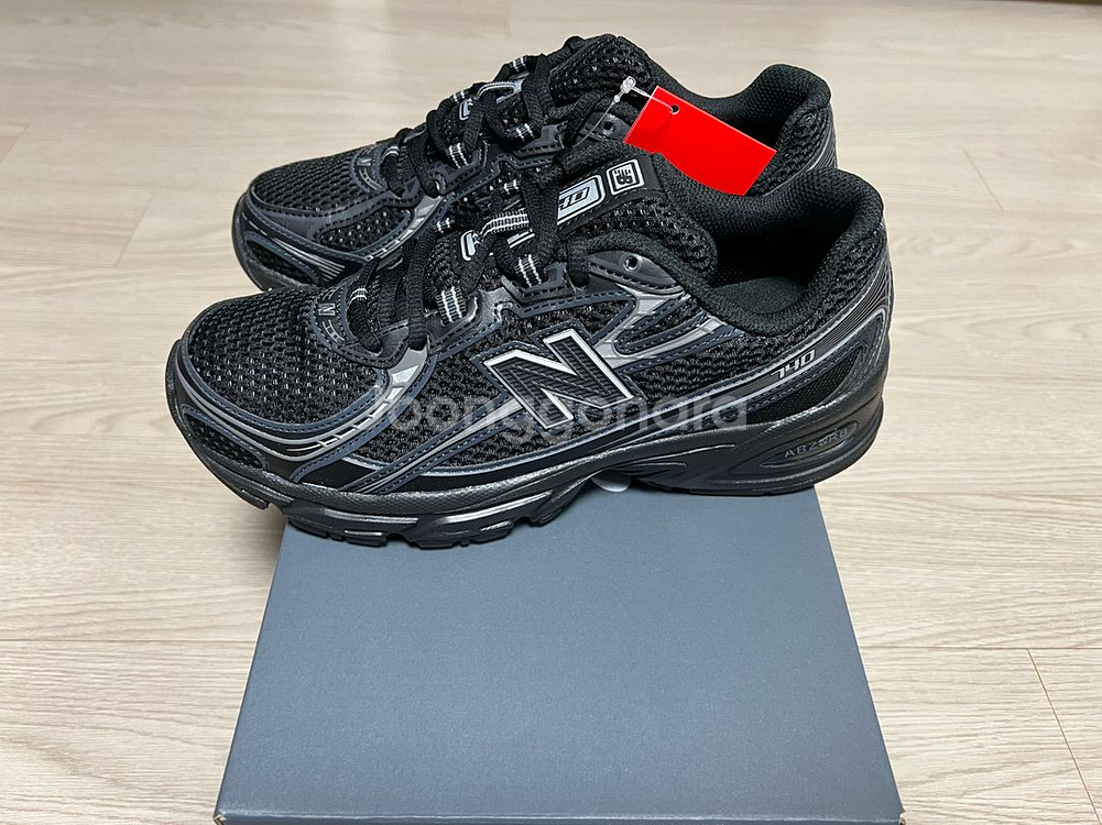 뉴발란스 740 블랙 실버 메탈릭 240,245 판매--1
