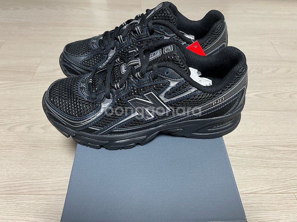 뉴발란스 740 블랙 실버 메탈릭 240,245 판매--5