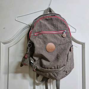 키플링 백팩팝니다.