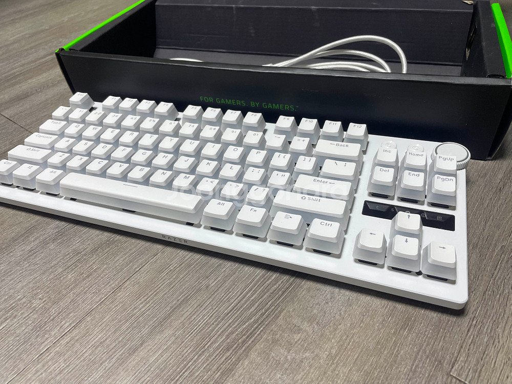레이저 헌츠맨v3 pro 화이트 tkl 판매합니다.--0