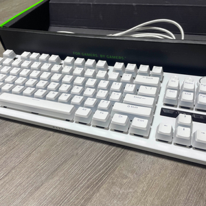 레이저 헌츠맨v3 pro 화이트 tkl 판매합니다.