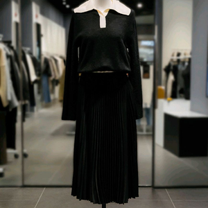 보브 오픈 넥 플리츠 원피스