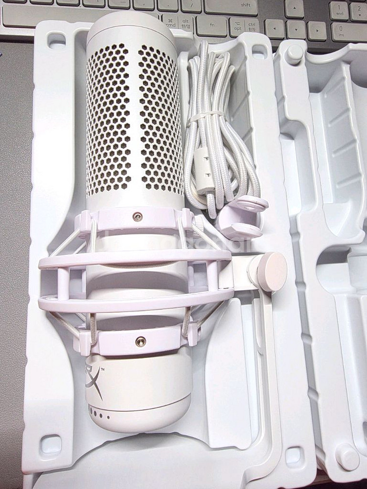 HyperX QuadCast S 화이트 RGB 마이크--1