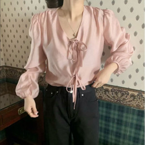 위드아웃썸머 위아썸 리본 타이 블라우스