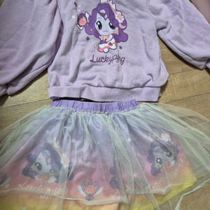 럭키핑, 꾸래핑 맨투맨 + 샤스커트 110