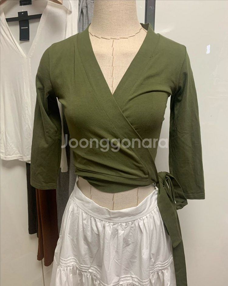 배드블러드 랩 크롭 긴팔 티셔츠 카키색 랩가디건 필라--3