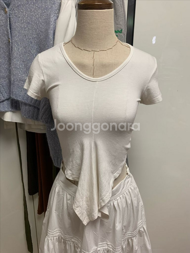 배드블러드 화이트 매듭 크롭 반팔 티셔츠 U넥 크롭티--3