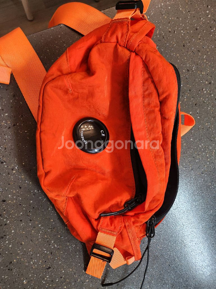 cp컴퍼니 크로스백--1