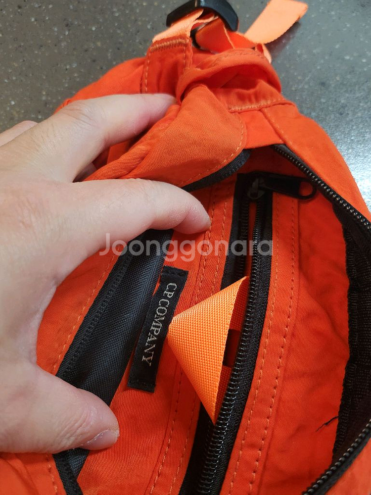 cp컴퍼니 크로스백--2