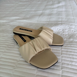 새상품 240 스퀘어 셔링 뮬 슬리퍼