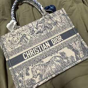[새제품] 디올 북토트 북도트 그레이 미듐