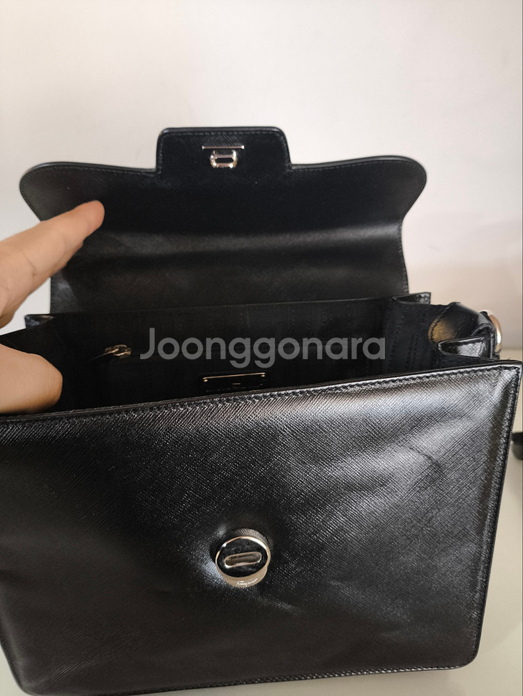 페라가모 간치니 사피아노 토트백--7
