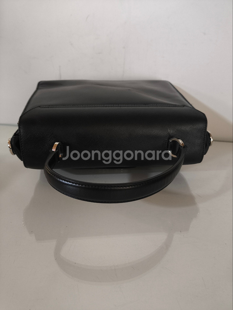 페라가모 간치니 사피아노 토트백--5