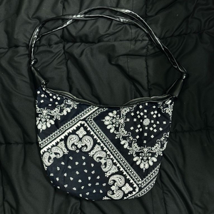 다크 네이비 페이즐리 반다나 숄더백