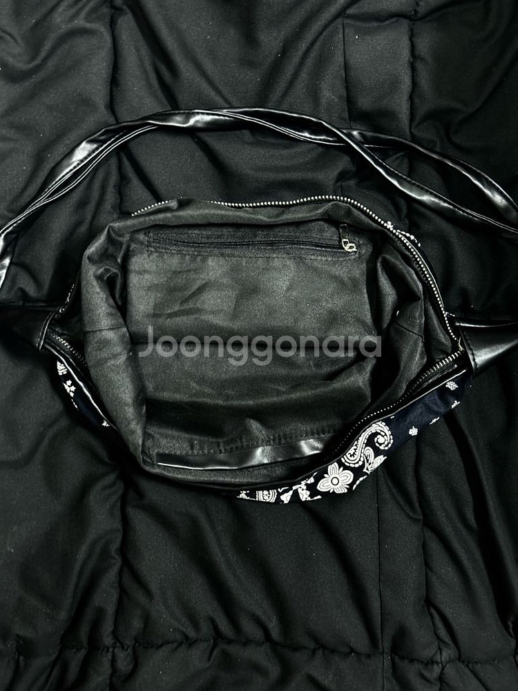 다크 네이비 페이즐리 반다나 숄더백--2