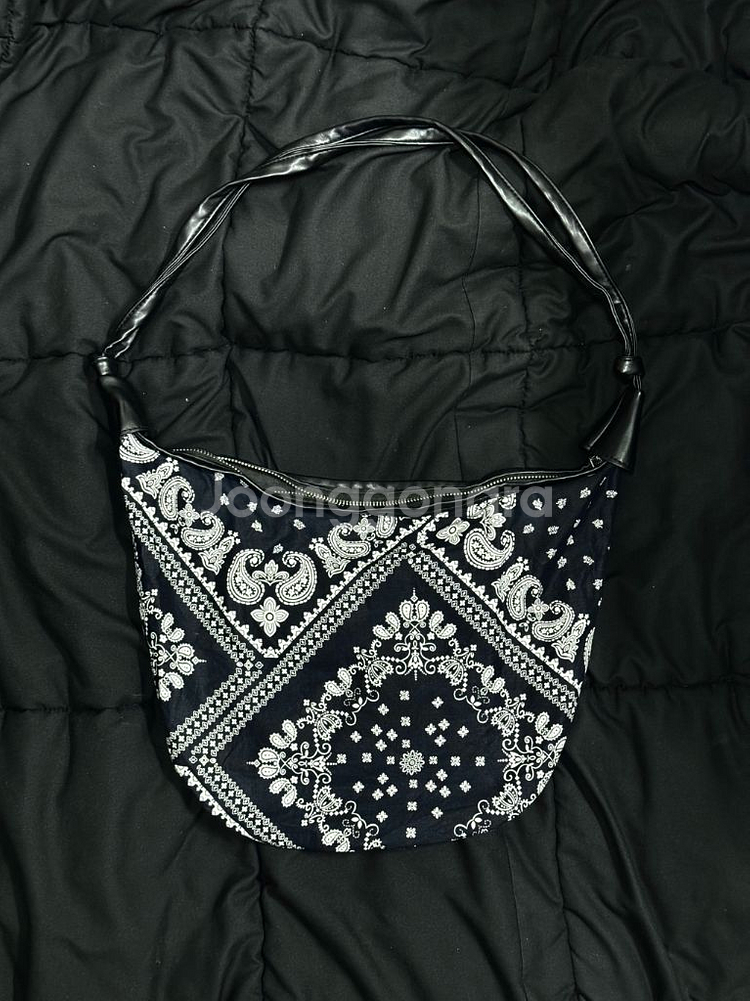 다크 네이비 페이즐리 반다나 숄더백--1