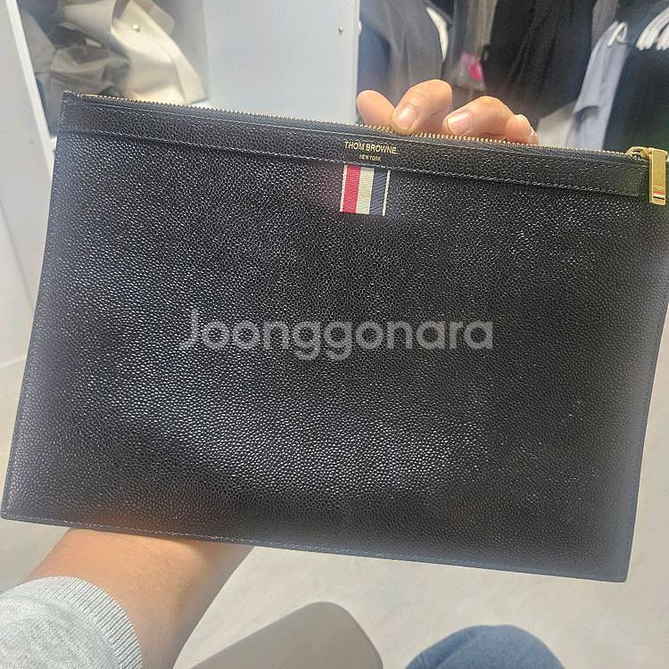 톰브라운 클러치백 미듐 거의새거--0
