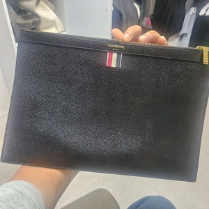 톰브라운 클러치백 미듐 거의새거