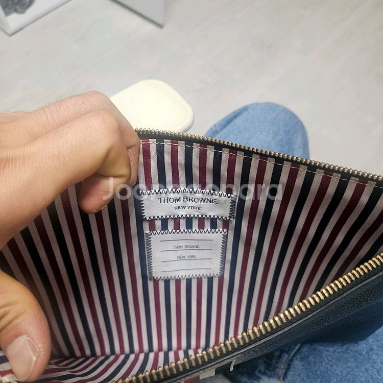 톰브라운 클러치백 미듐 거의새거--2