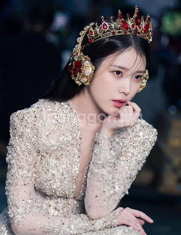 아이유 굿즈 판매--0