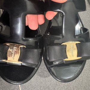 페라가모 젤리 샌들 블랙