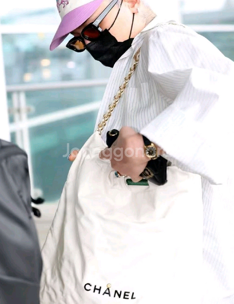 샤넬 22백 화이트 라지사이즈 팝니다.--0