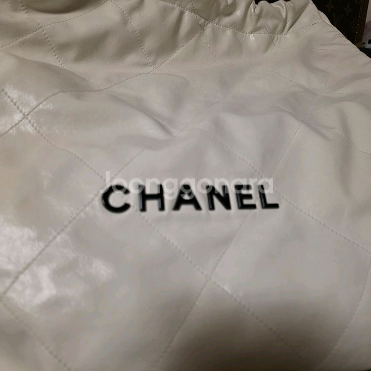 샤넬 22백 화이트 라지사이즈 팝니다.--2