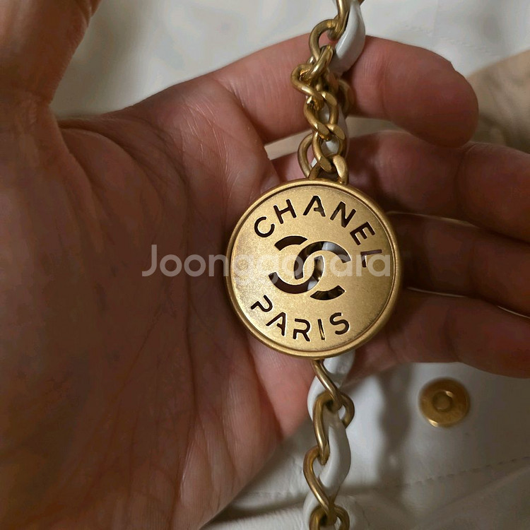 샤넬 22백 화이트 라지사이즈 팝니다.--4