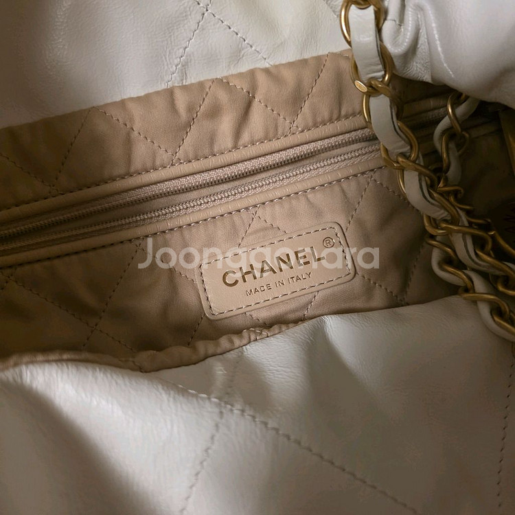 샤넬 22백 화이트 라지사이즈 팝니다.--3