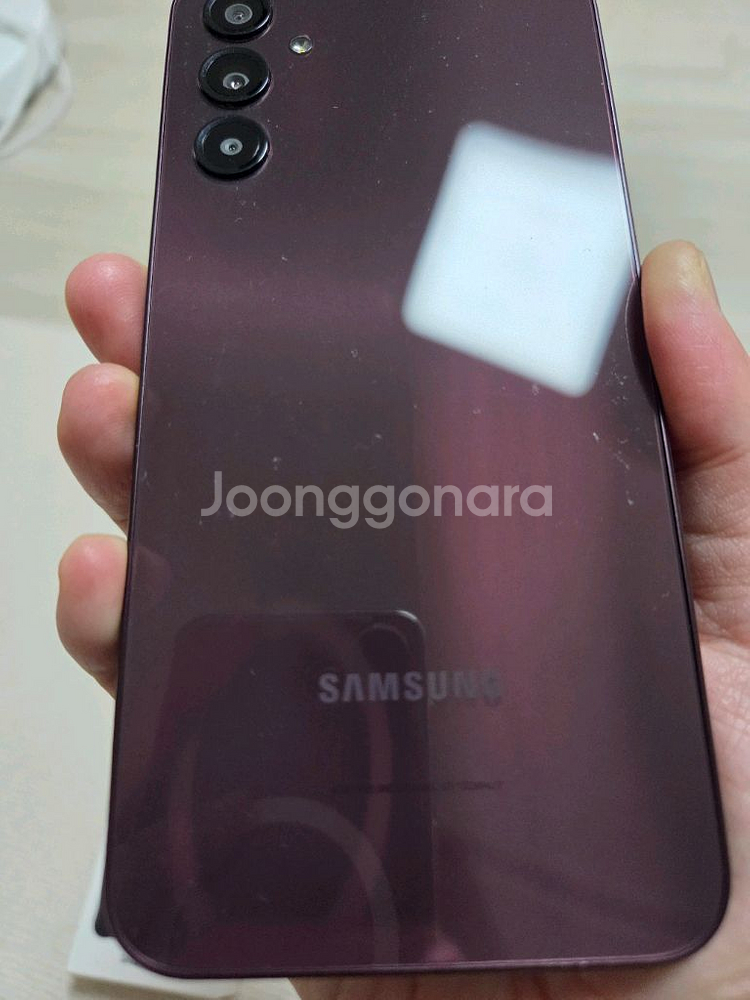 갤럭시 A24 128GB 다크레드 색상 판매합니다--3