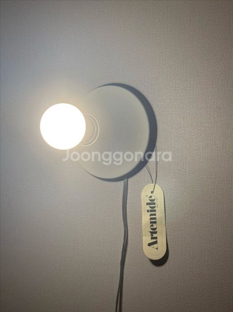 아르떼미데 테티 벽조명 화이트색상 팝니다.--2