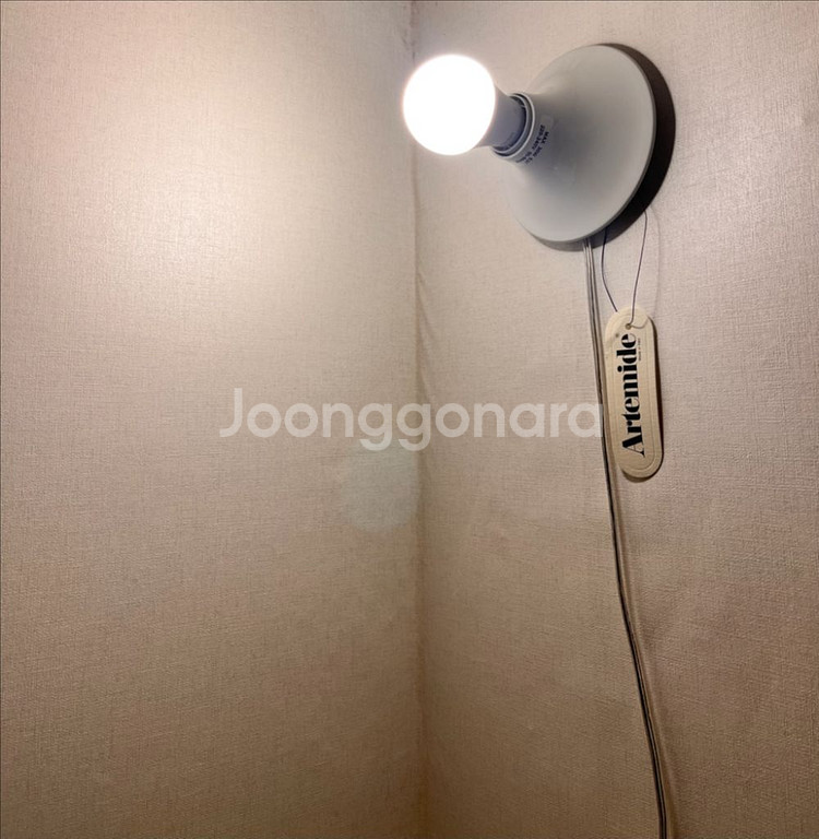 아르떼미데 테티 벽조명 화이트색상 팝니다.--4