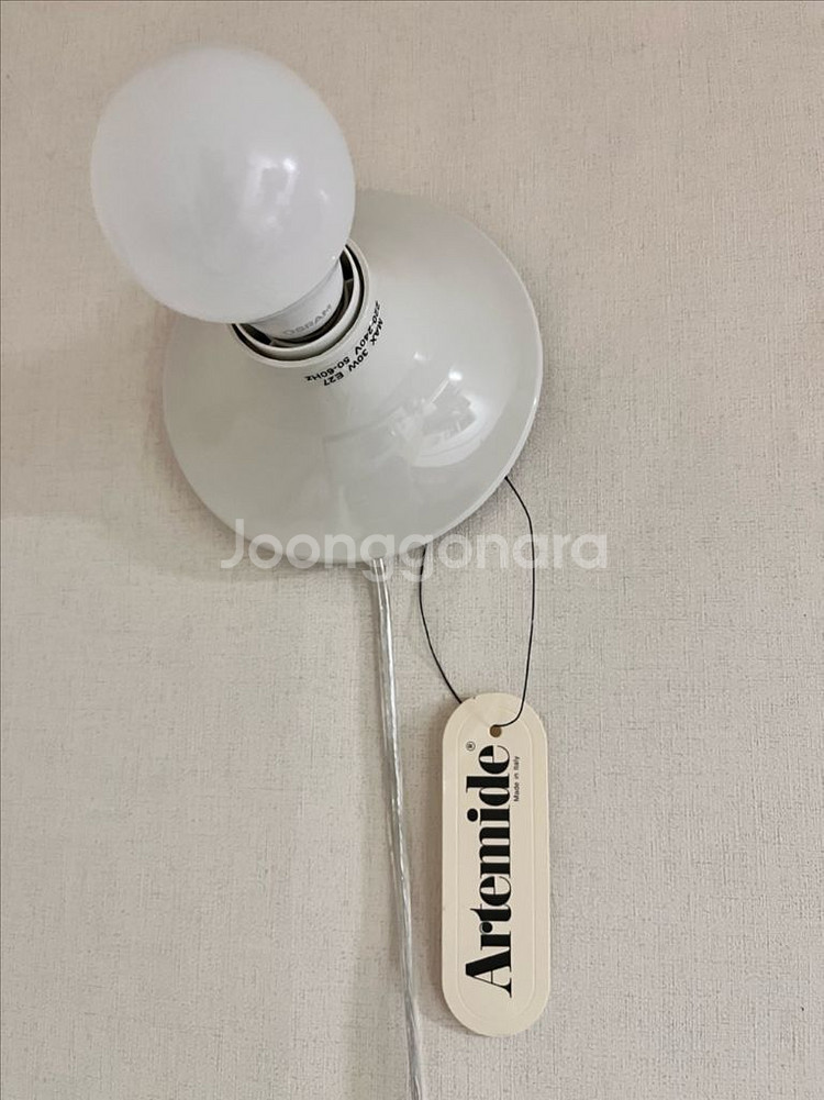 아르떼미데 테티 벽조명 화이트색상 팝니다.--5