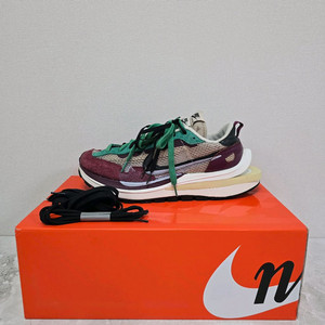 나이키 사카이 베이퍼와플 블랙 빌런 레드 290사이즈