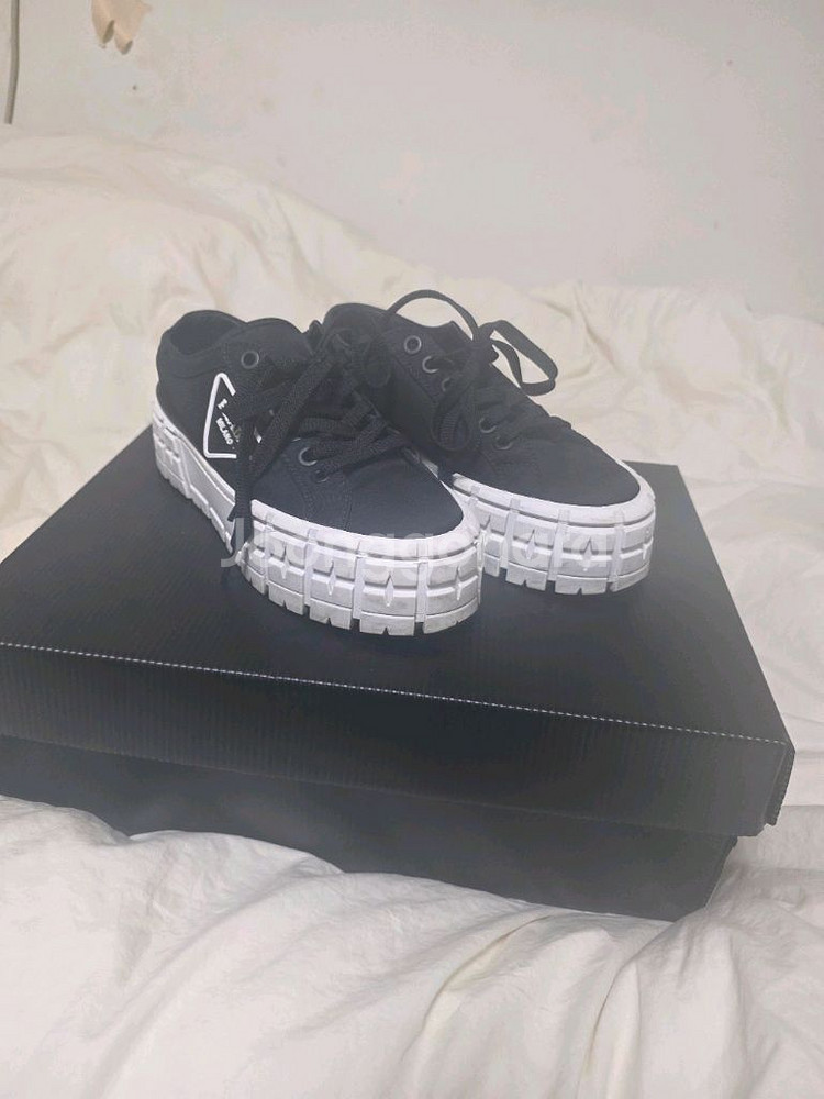 프라다 개버딘 스니커즈 판매합니다.--0