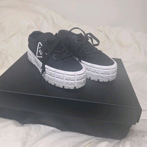 프라다 개버딘 스니커즈 판매합니다.