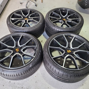 포르쉐 타이칸 터보S 21인치 순정품휠타이어 이미지