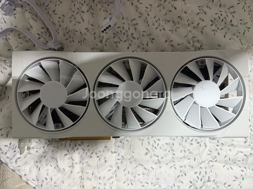 XFX 라데온 RX9070 XT 화이트 에디션--1