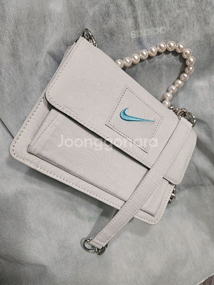 켈리즈 나이키 바람막이 화이트 미니사첼백--2