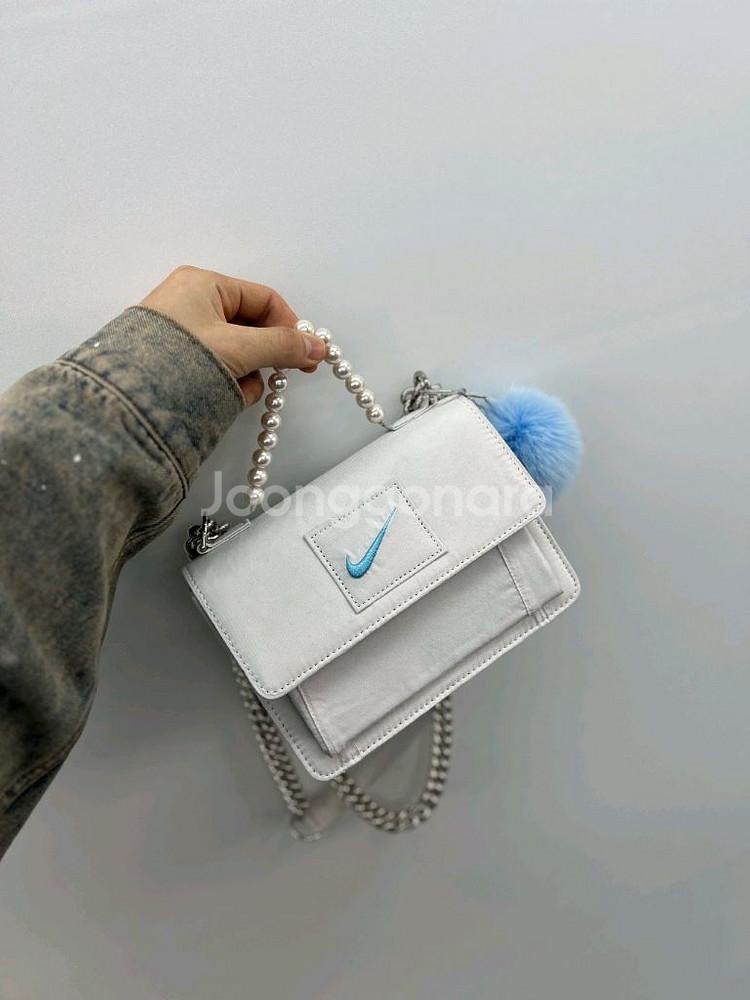 켈리즈 나이키 바람막이 화이트 미니사첼백--0