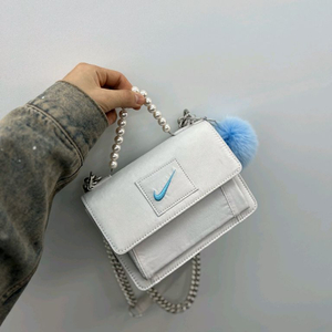 켈리즈 나이키 바람막이 화이트 미니사첼백