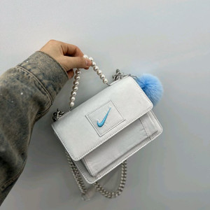 켈리즈 나이키 바람막이 화이트 미니사첼백