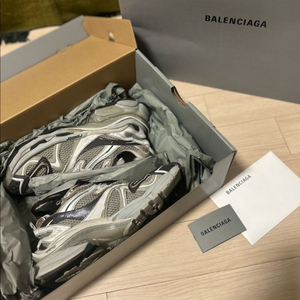 발렌시아가 뉴러너2.0스니커즈 베이지 팝니다 사이즈41