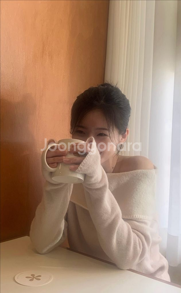 윤슬샵 카멜 오프숄더 니트 더바넷 타낫 온트--2