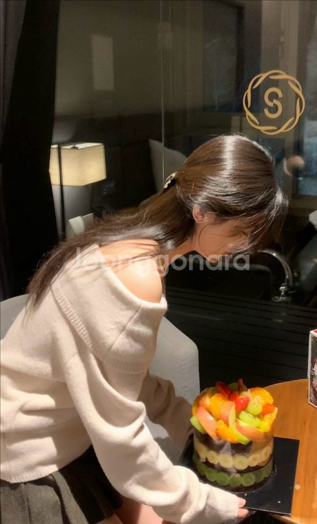 윤슬샵 카멜 오프숄더 니트 더바넷 타낫 온트--7